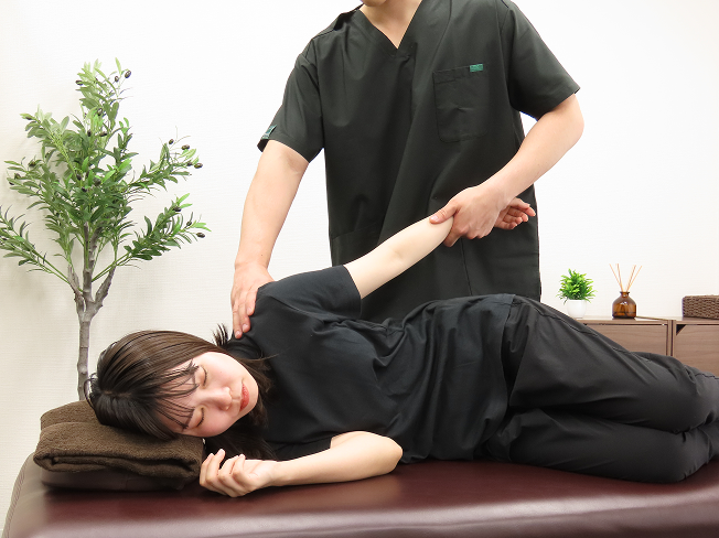 レアリス整体院の肩付近への施術の写真