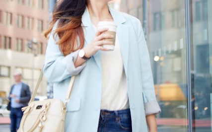 ウィンドウに自分がうつるイメージの画像