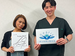 Aimiさんと施術者が並んで撮影した写真