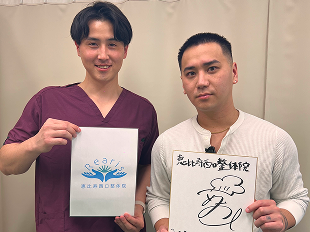 色紙を持つ闘う料理人 こめおさんの写真