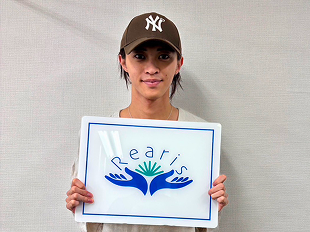 ブラウンのキャップをかぶった別府由来さん