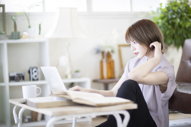 立て膝で座り作業をしている写真