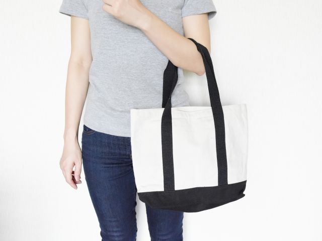 鞄を持つ手が偏らないよう気を付ける