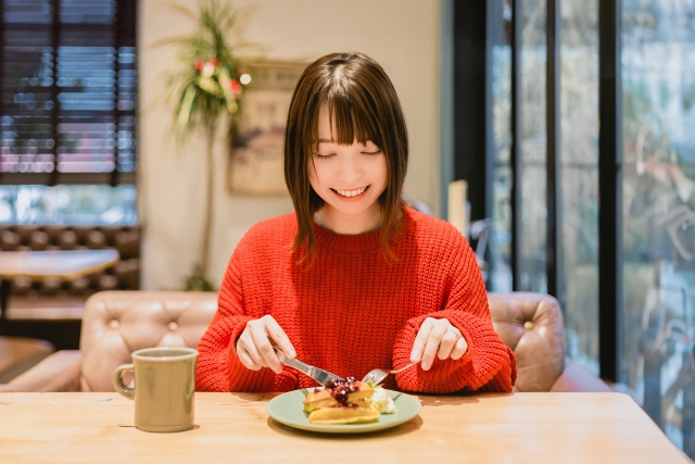 カフェでスイーツを堪能する