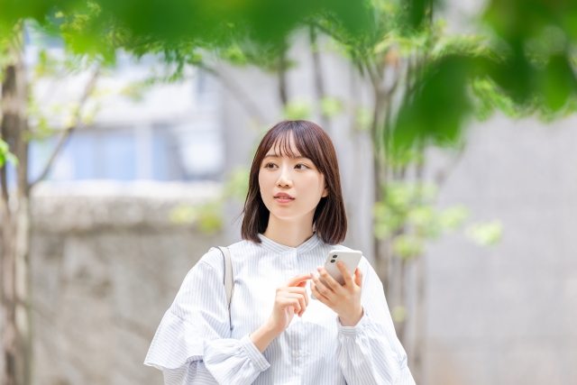 目的地を目指してスマホを調べながら歩く