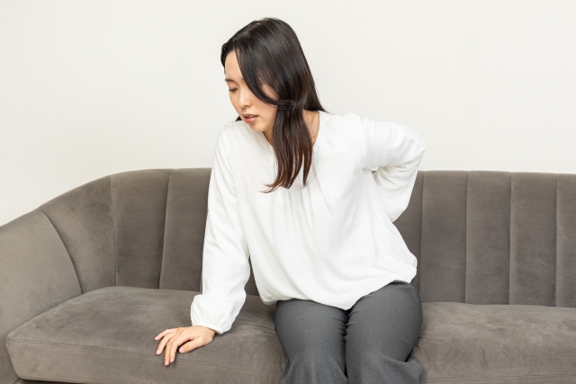 椅子から斜めに立とうとして腰に痛みを感じる