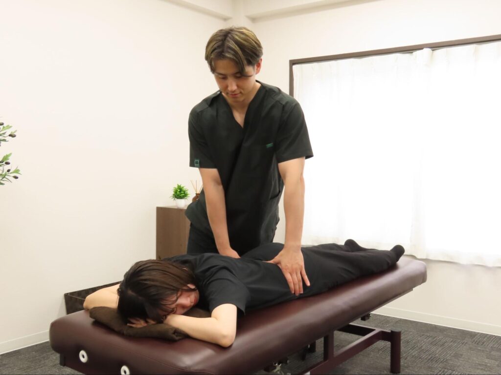 レアリス整体院での施術風景 レアリス整体院で腰への施術をおこなっているところ