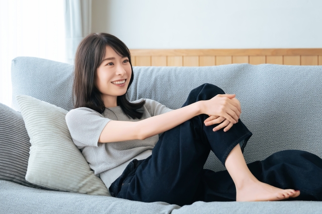ソファーでくつろいでいる