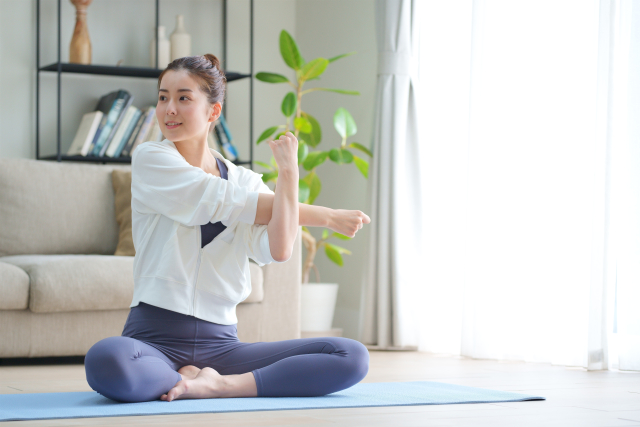 自室で肩のエクササイズをする