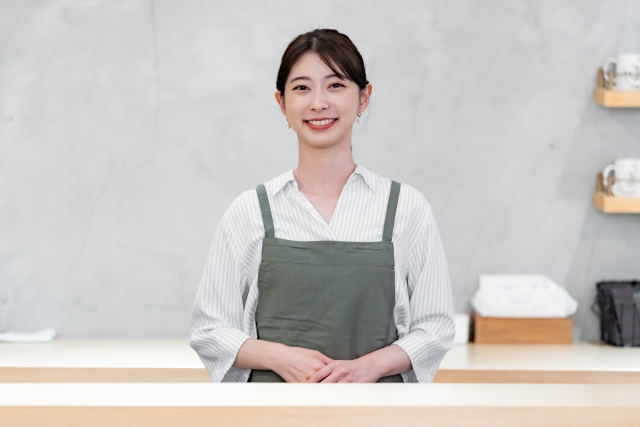 真っ直ぐカウンタの前に立つ