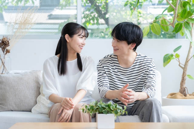 ソファーで話をしている 向き合って話すふたり