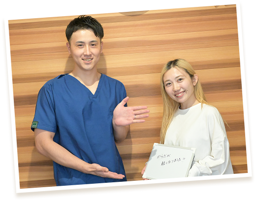 白い服の笑顔の女性